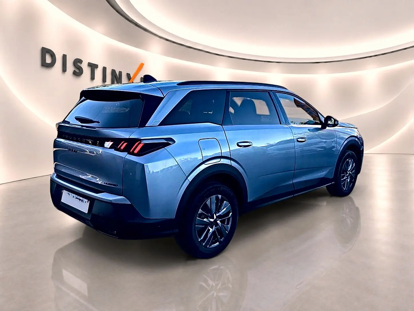 Peugeot 5008 gris Artense en 3/4 arrière droit, avec feux arrière LED et jantes alliage visibles.