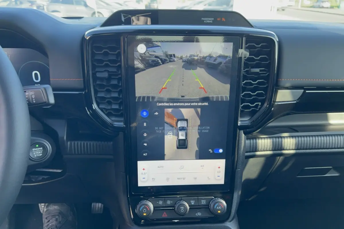 Vue intérieure centrée sur l'écran tactile central du Ford Ranger Wildtrak 2026, affichant la caméra 360° et les commandes climatisation.