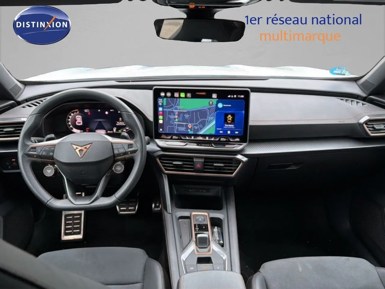 Vue intérieure du tableau de bord et volant de la CUPRA Formentor 1.5 eTSI 2025 avec écran tactile et finitions noires.