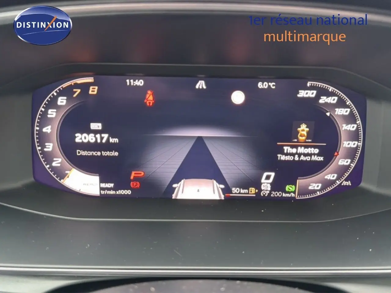 Tableau de bord numérique du CUPRA Formentor blanc neige métal, affichant la vitesse, le régime et la navigation.