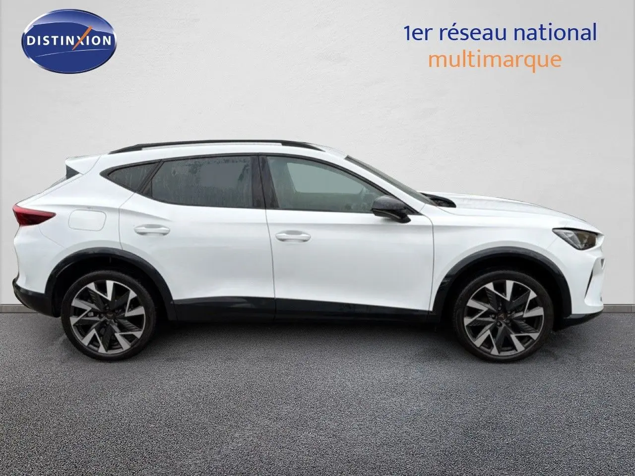 Vue latérale gauche d'un CUPRA Formentor blanc neige métal 2025 avec jantes bi-ton et toit noir.