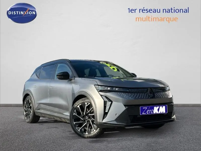 Renault Scénic E-Tech gris schiste en 3/4 avant droit avec jantes alliage et signature lumineuse LED distinctive.