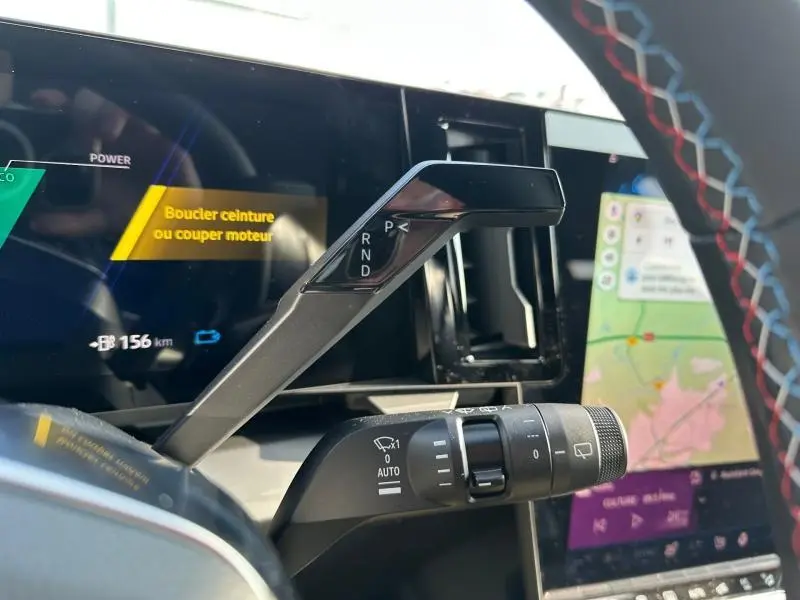 Gros plan sur la commande de boîte automatique et le combiné d'instruments numérique du Renault Scenic E-Tech gris Schiste.