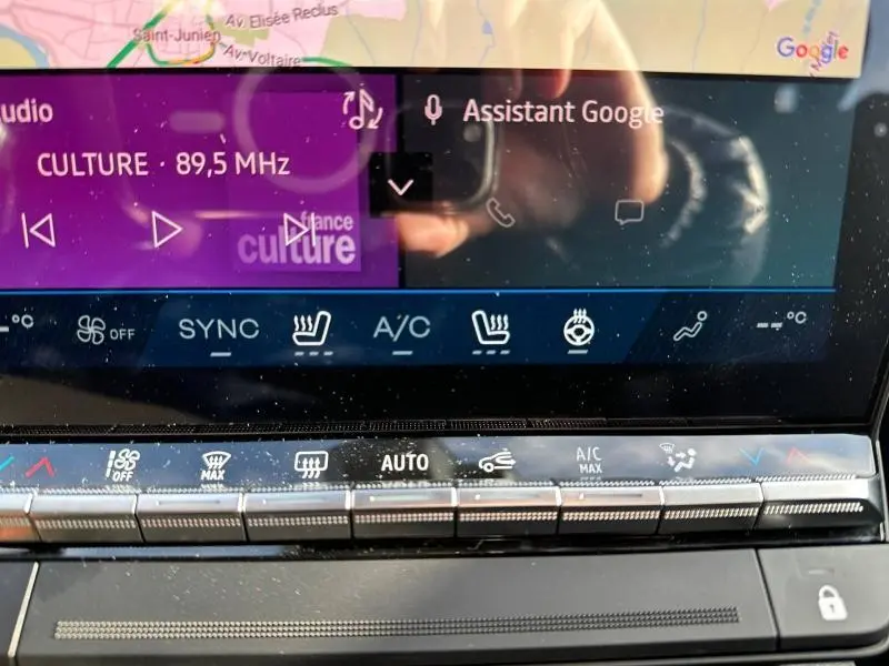 Gros plan sur l’écran tactile et les commandes de climatisation du Renault Scenic E-Tech gris Schiste, intérieur moderne et épuré.