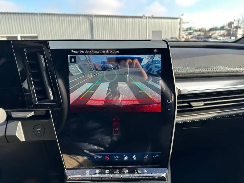 Écran tactile central du Renault Scenic E-Tech gris Schiste montrant la caméra de recul avec guidage.