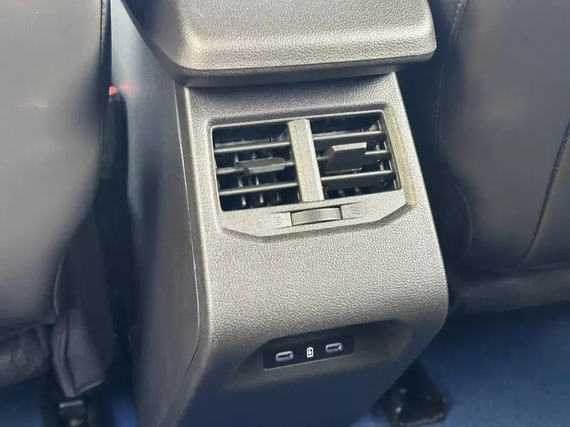 Gros plan sur la console arrière noire avec bouches d'aération et ports USB du Renault Scenic E-Tech gris Schiste.