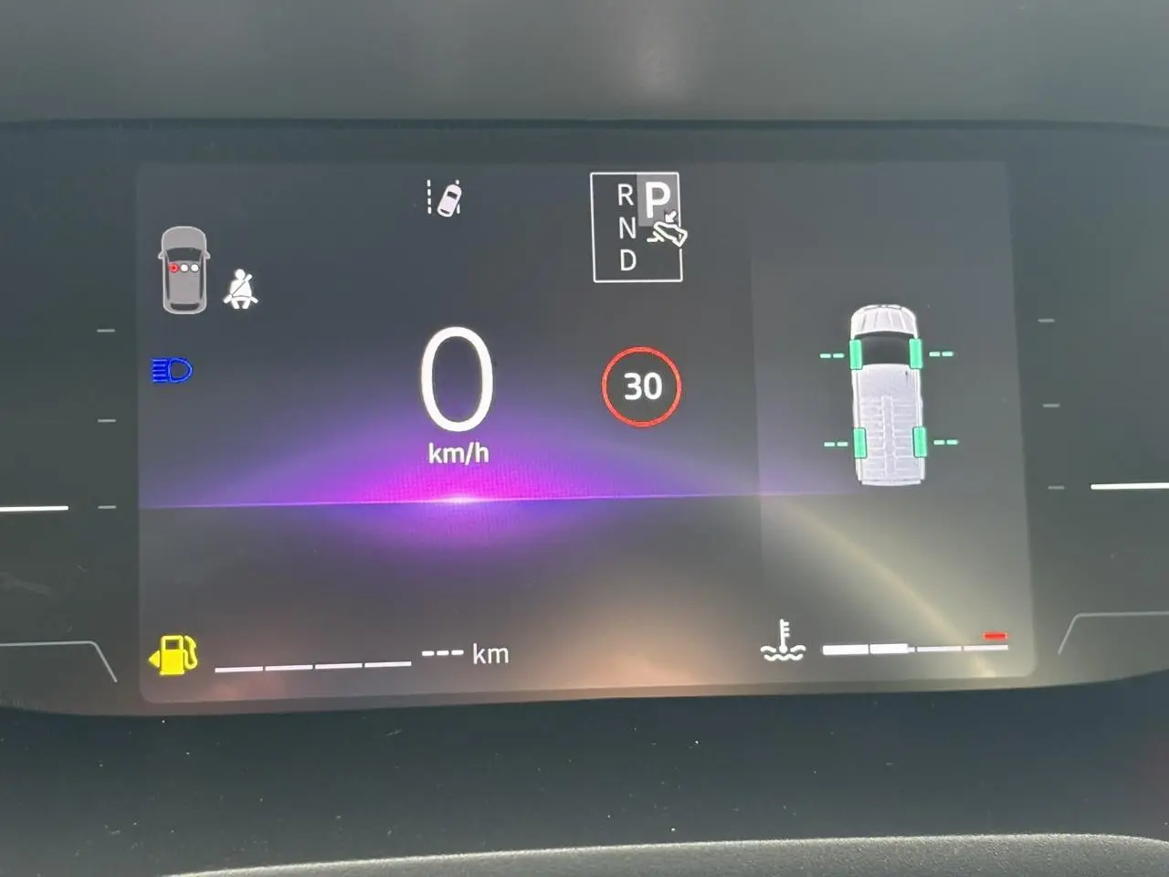 Affichage numérique du combiné d'instrumentation de la Renault Trafic Fourgon, avec vitesse à 0 km/h et alertes actives.