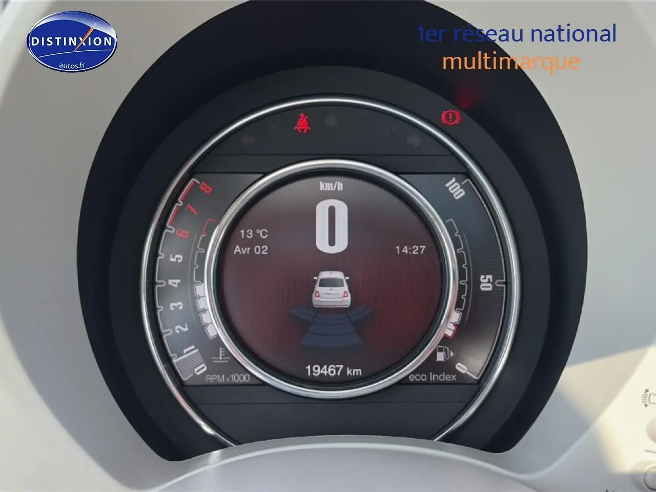 Vue rapprochée du tableau de bord numérique de la Fiat 500 blanc, affichant la vitesse à 0 km/h et l'odomètre à 19467 km.