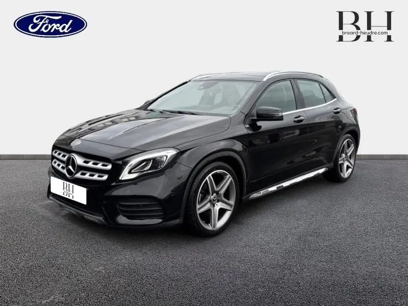Mercedes GLA 180 d Fascination noir cosmos vue 3/4 avant droit avec jantes AMG multibranches 19 pouces.