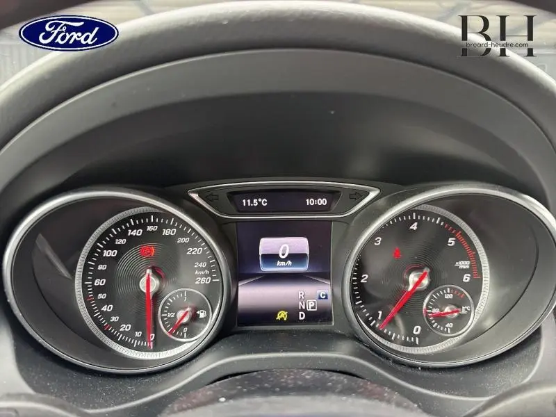 Vue rapprochée du tableau de bord du Mercedes GLA 180 d noir cosmos, affichant compte-tours et vitesse à 0 km/h.