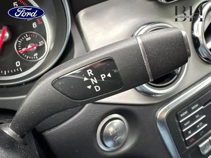 Le levier de boîte automatique noir de la Mercedes GLA 180 d Fascination 2018, avec commandes R, N, P, D visibles.