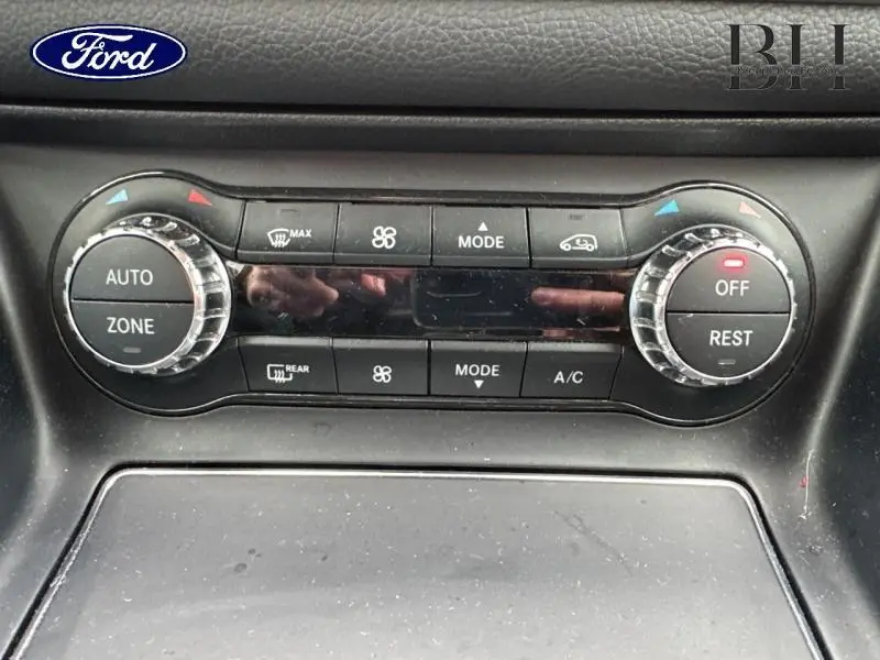 Panneau de commande de climatisation de Mercedes GLA 180 d Fascination 2018, vue rapprochée des boutons noirs et argentés.