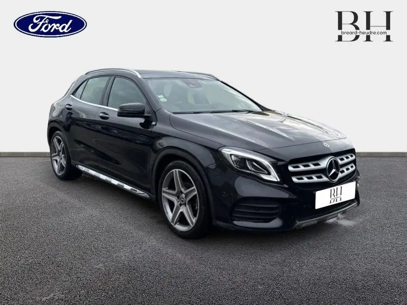 Mercedes GLA 180 d Fascination noir cosmos, vue 3/4 avant droit, jantes AMG 19 pouces multibranches et toit ouvrant panoramique visible.