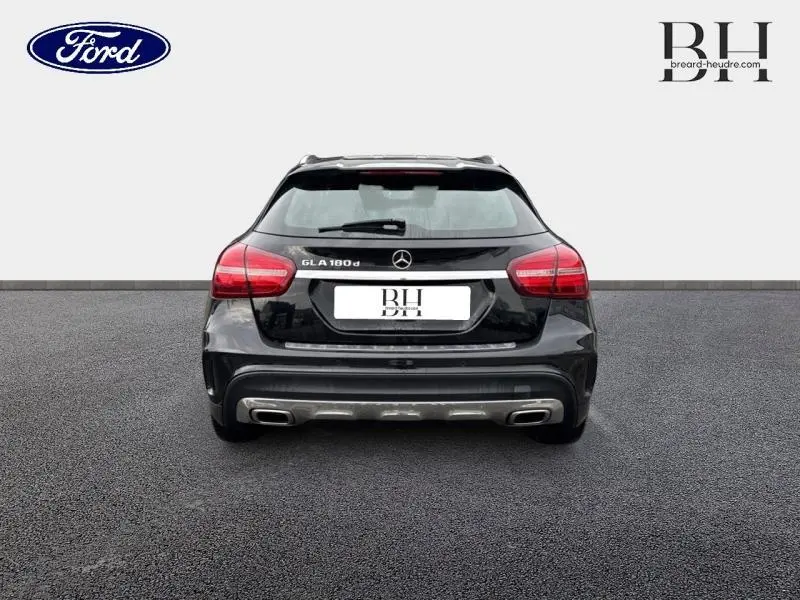 Vue arrière d'une Mercedes GLA 180 d Fascination 2018 noir cosmos avec double sortie d'échappement chromée et feux LED.