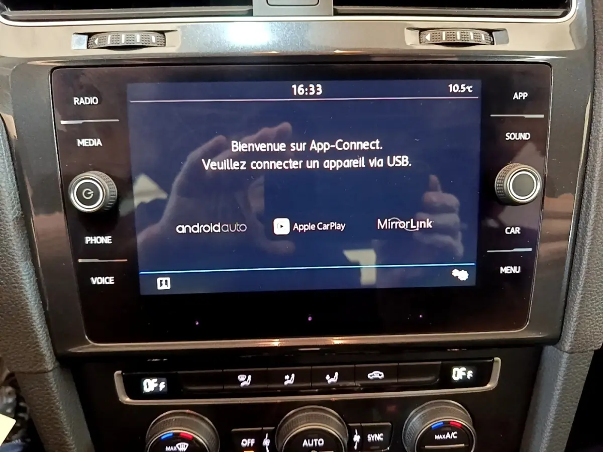 Écran tactile central de la Volkswagen Golf noire 2019, affichant l'interface App-Connect avec options Android Auto et Apple CarPlay.