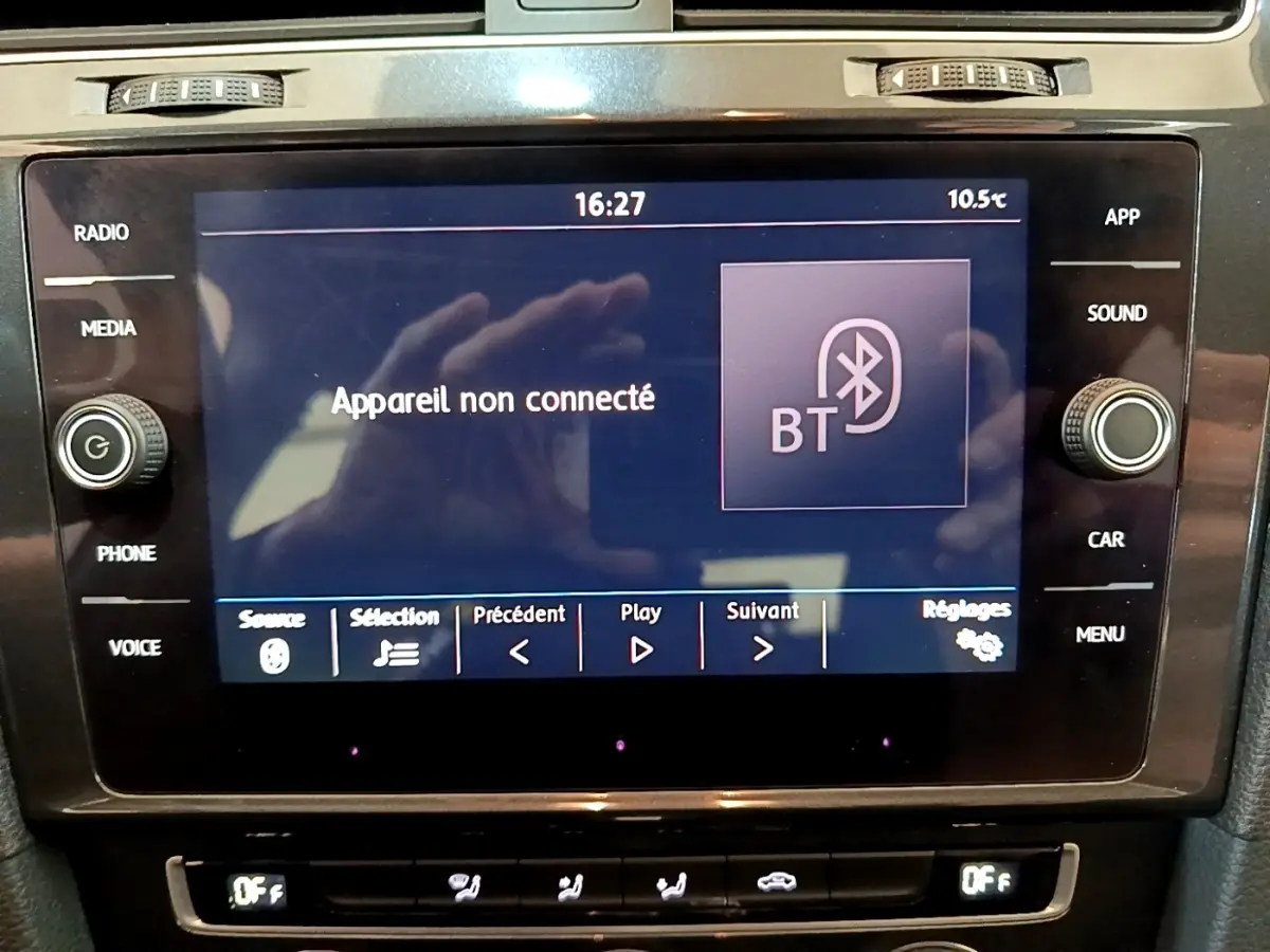Écran tactile central de la Volkswagen Golf noir affichant l'interface Bluetooth avec message "Appareil non connecté".
