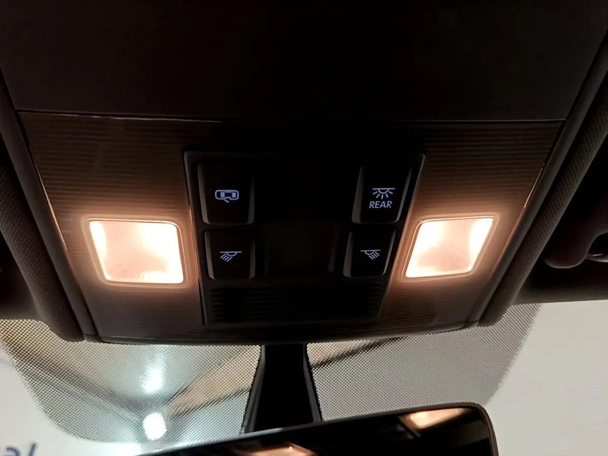 Plafonnier intérieur allumé avec commandes d’éclairage et rétroviseur dans une Volkswagen Golf noire de 2019.