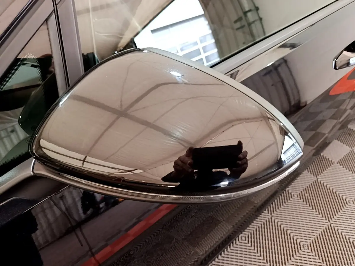 Rétroviseur droit noir brillant de Volkswagen Golf 1.0 TSI 115 DSG7 Connect vue rapprochée en intérieur.