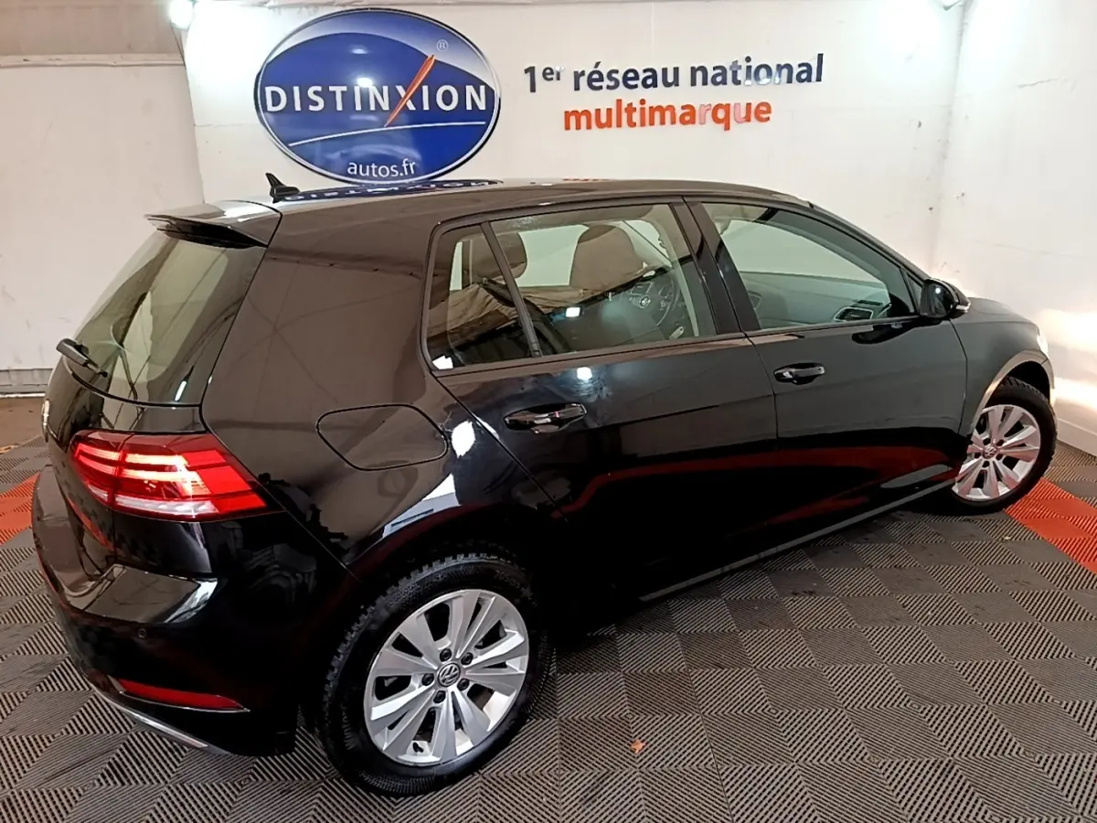 Vue 3/4 arrière droite d'une Volkswagen Golf noire 2019 avec feux arrière LED et jantes alliage visibles.