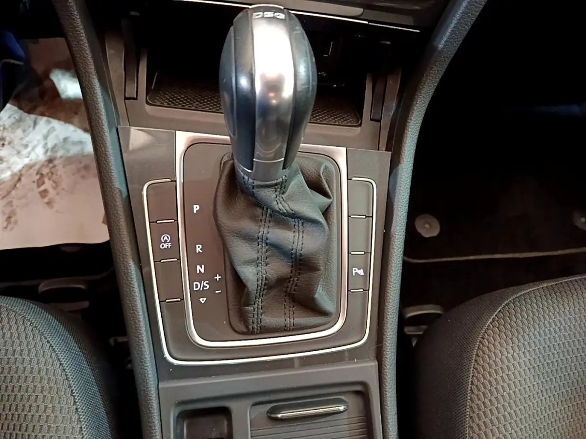 Gros plan sur la commande de boîte automatique DSG noire au centre de la console d’une Volkswagen Golf 2019.