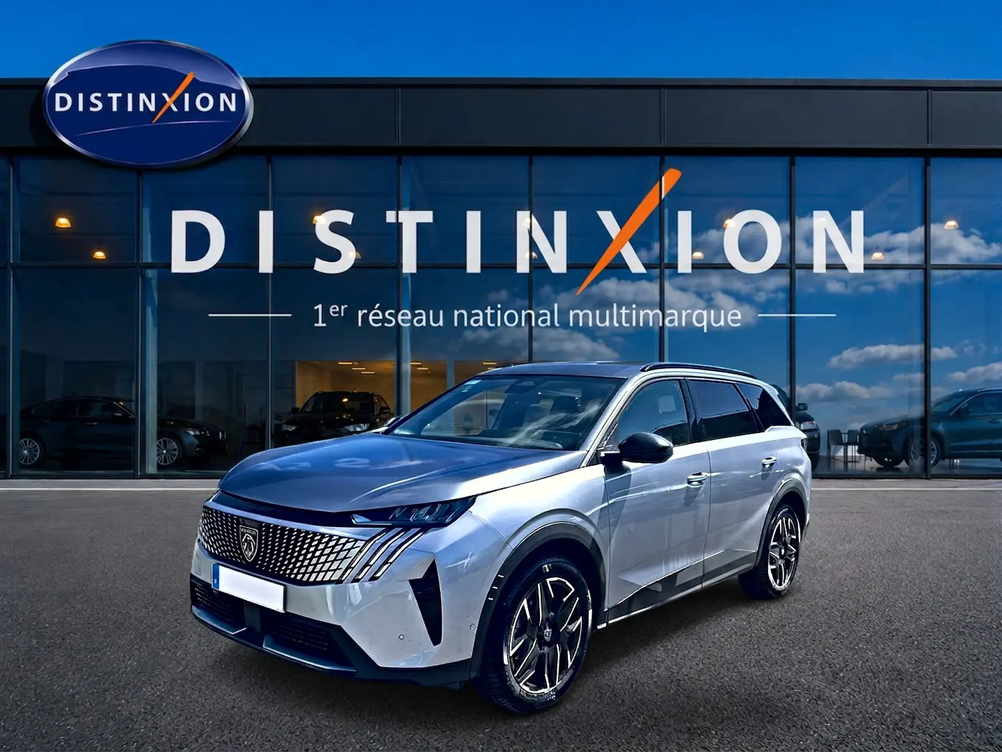 Peugeot 5008 Hybrid 145 allure e-dcs6 gris artense en 3/4 avant droit devant showroom Distinxion.