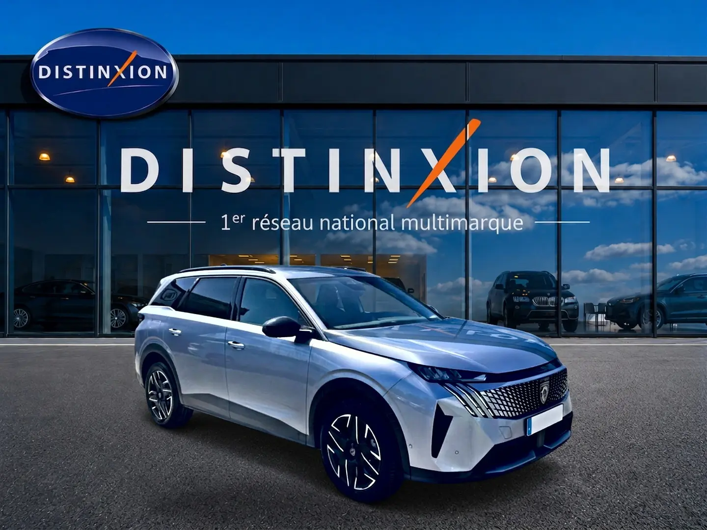 Peugeot 5008 Hybrid 145 allure e-dcs6 gris artense en 3/4 avant droit devant showroom Distinxion.