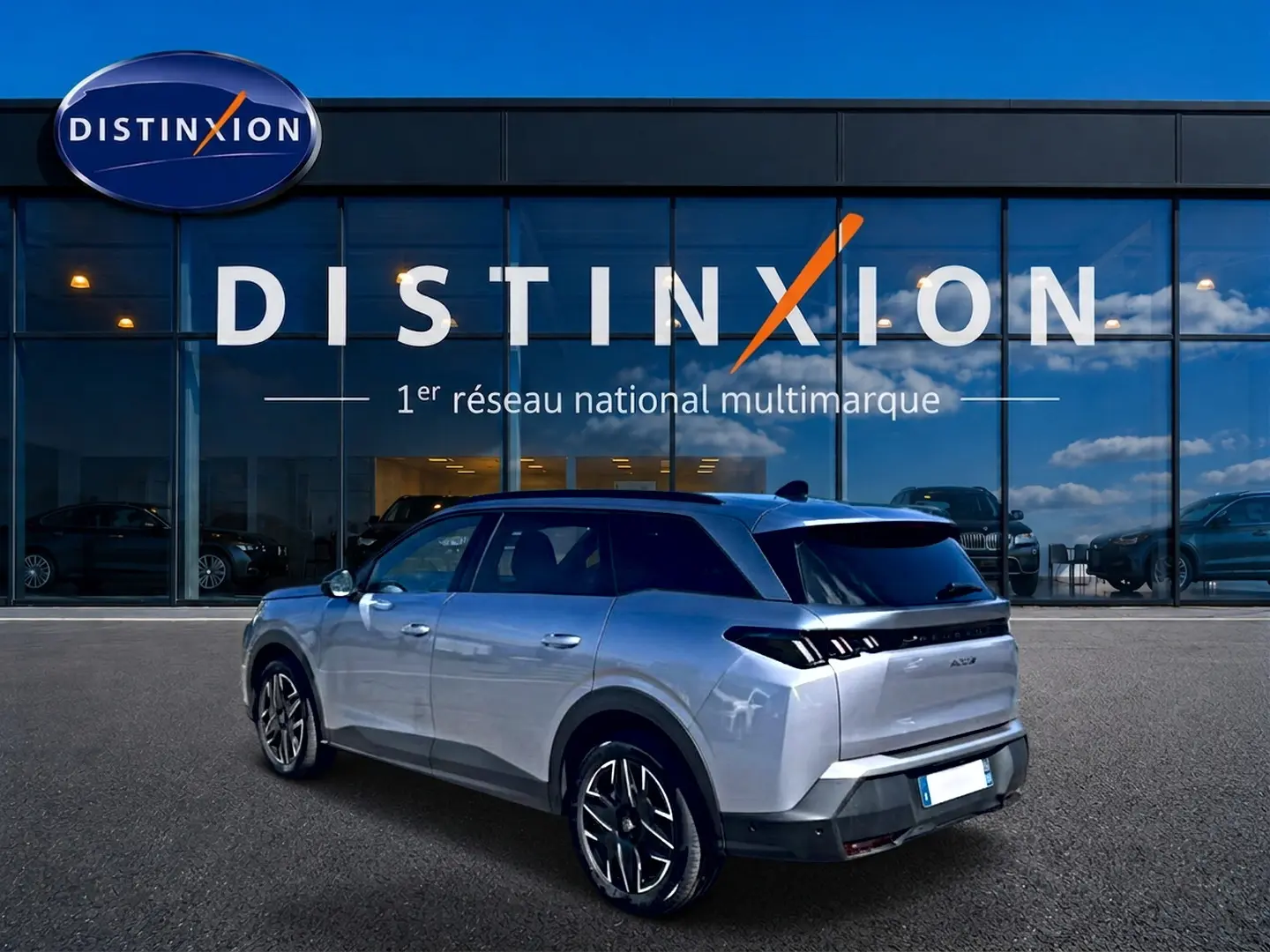 Peugeot 5008 Hybrid 145 allure e-dcs6 gris artense, vue 3/4 arrière droit avec jantes alu et vitres surteintées.