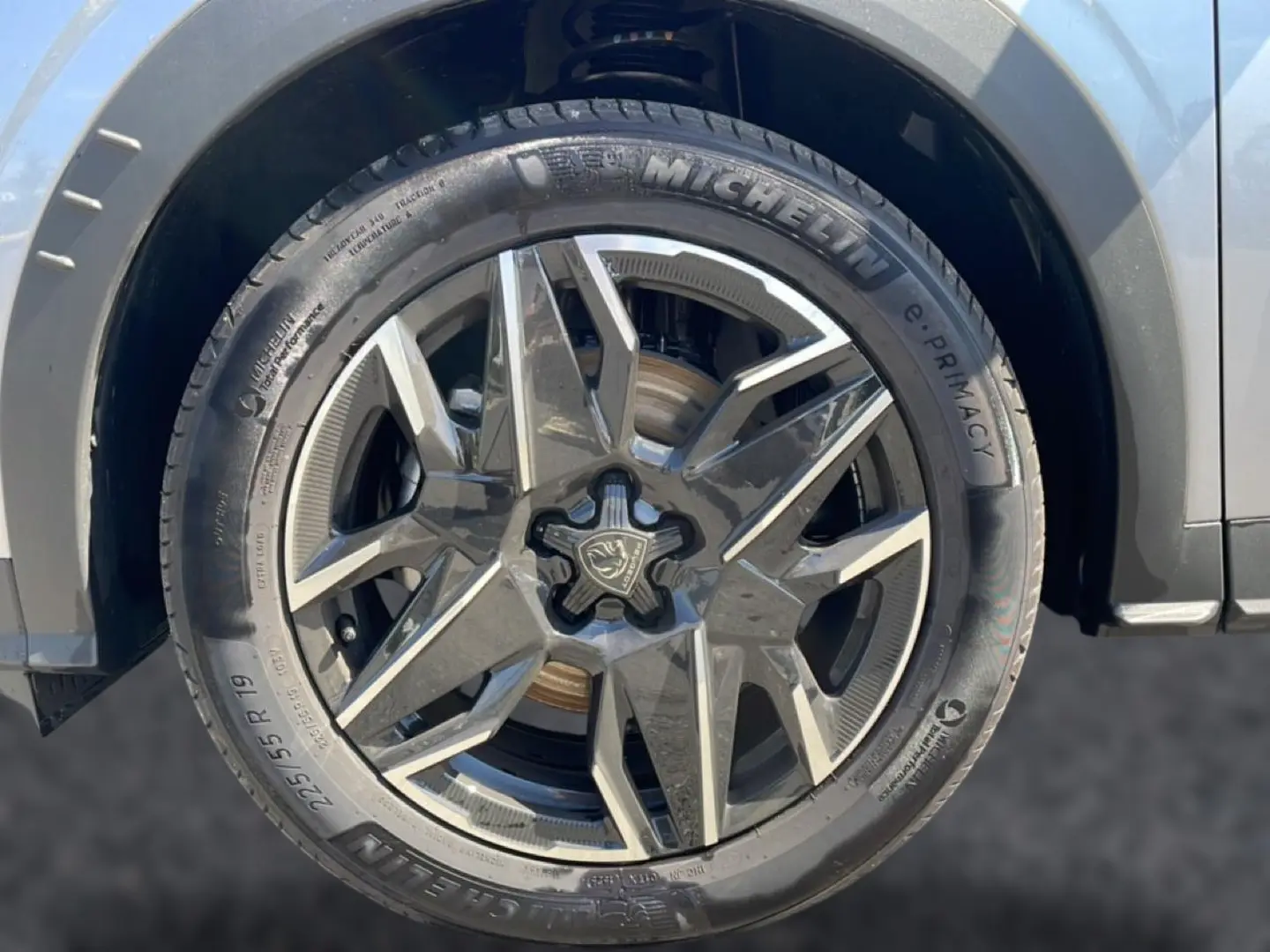 Gros plan sur la roue avant droite gris artense du Peugeot 5008 Hybrid 145 allure e-dcs6 avec jante alu distinctive.