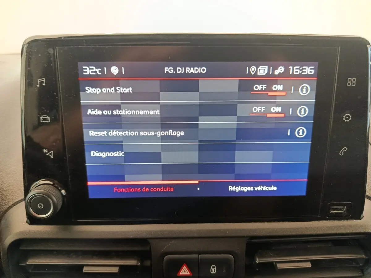 Écran tactile du tableau de bord du Citroën Berlingo 2021 affichant les réglages d’aide à la conduite.