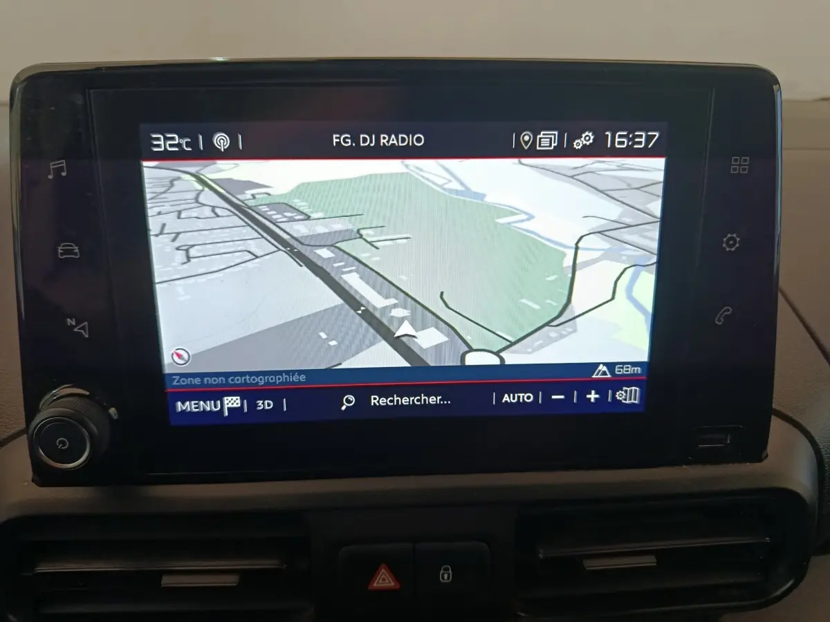 Écran tactile du système de navigation du Citroën Berlingo 2021, affichant une carte en mode 3D.