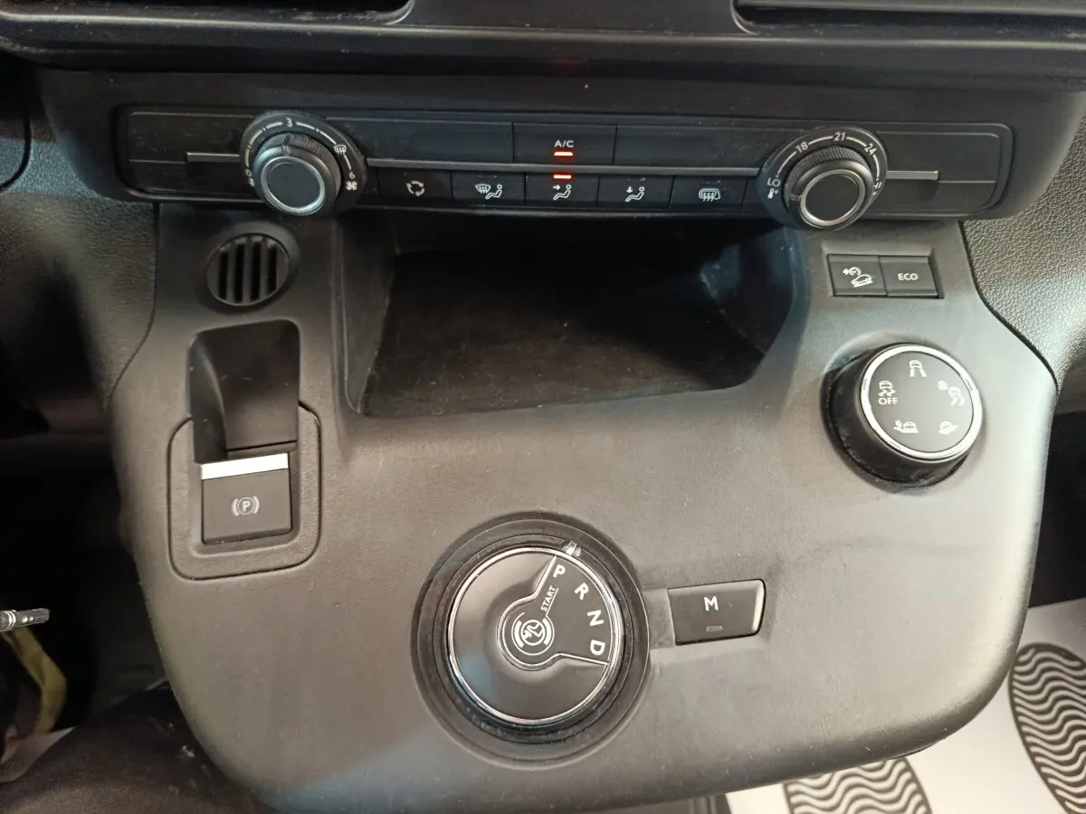 Vue rapprochée du tableau de bord du Citroën Berlingo 2021, avec molette de boîte automatique et commandes climatisation.