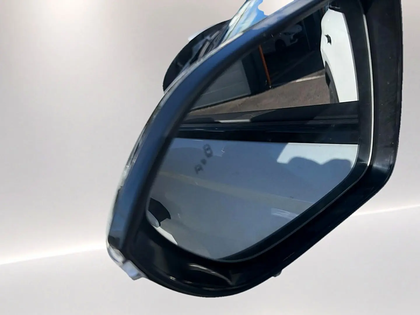Rétroviseur extérieur droit montrant la portière blanche kaki du JAECOO J7 1.5 tgdi 224 select 2026.