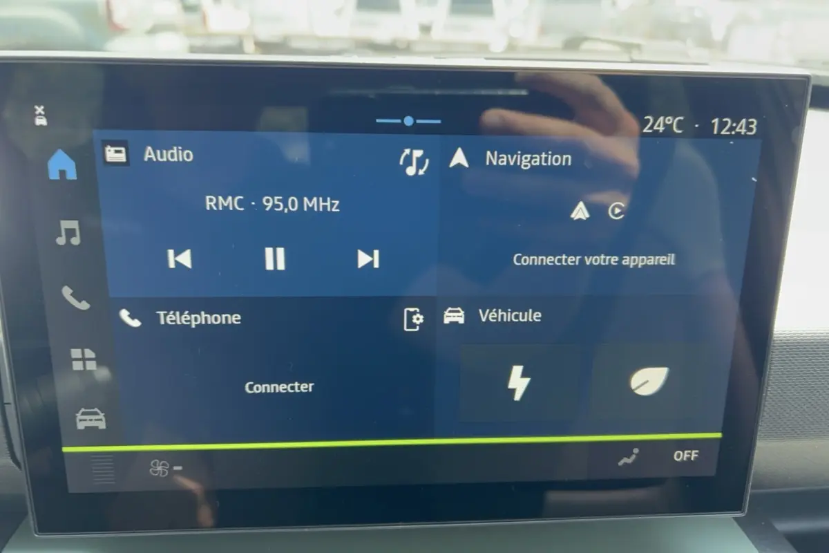 Écran tactile central de la Dacia Spring électrique 65 Extreme montrant les menus audio, navigation et téléphone.
