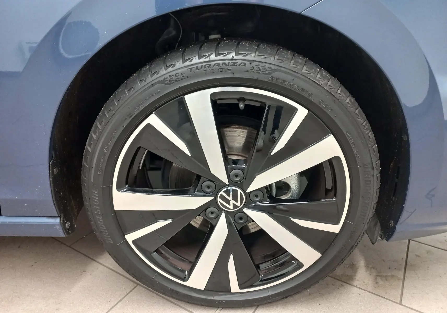 Gros plan sur la jante alliage 18'' Catania noire et argentée de la Volkswagen Golf Bleu Anemone côté gauche.