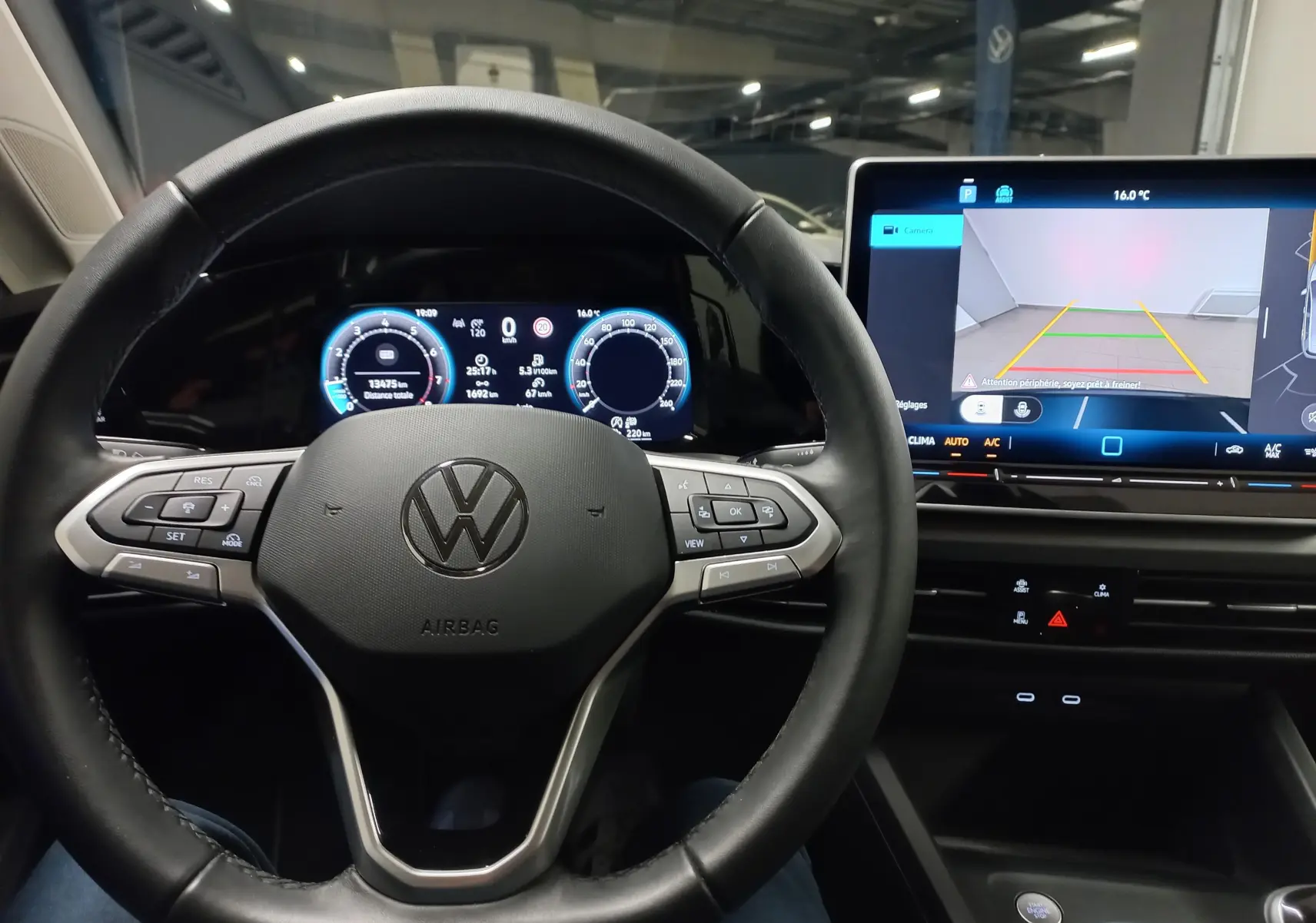 Vue intérieure centrée sur le volant multifonction et l'écran tactile de la Volkswagen Golf 1.5 TSI 116 BVM6 VW Edition.