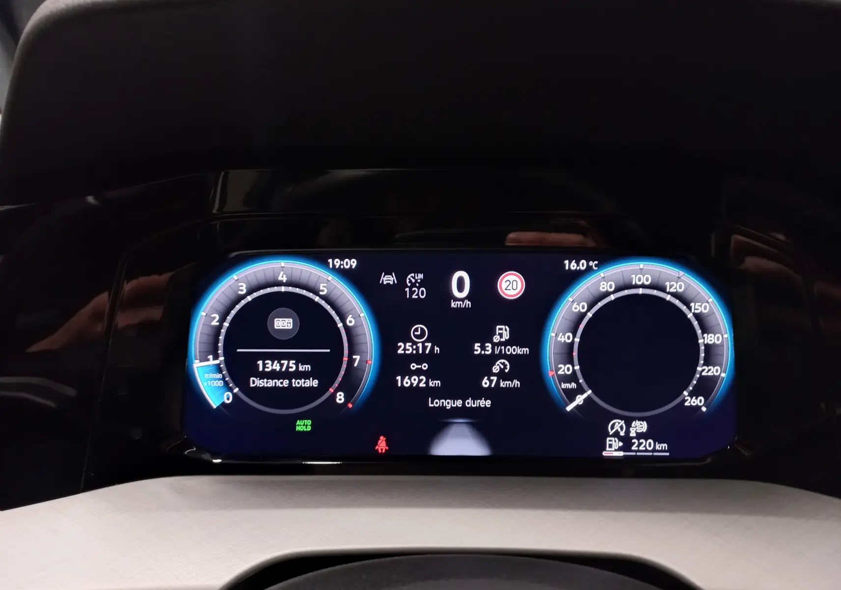Tableau de bord numérique du Volkswagen Golf 1.5 TSI 116 BVM6 VW Edition affichant la vitesse et les compteurs.