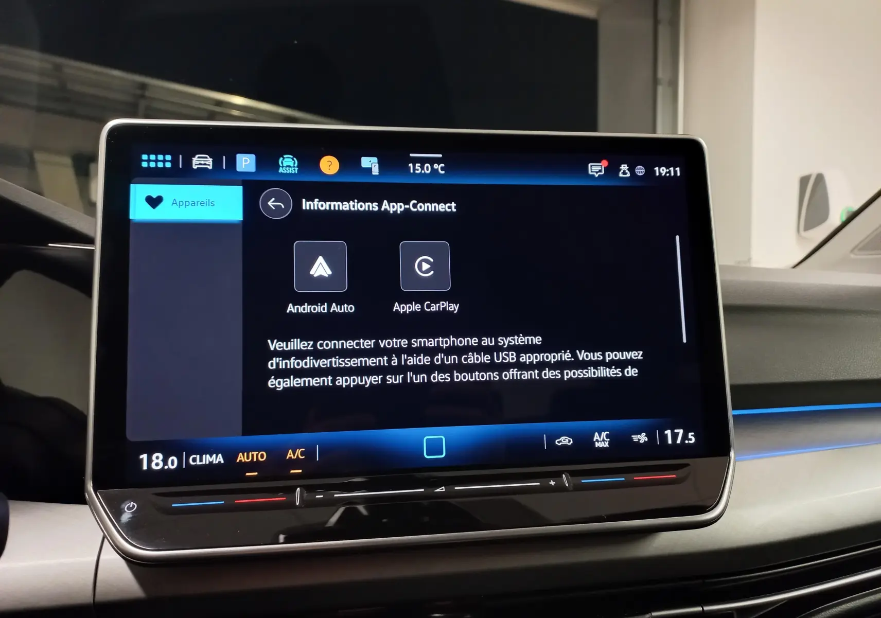 Écran tactile central du tableau de bord de la Volkswagen Golf 1.5 TSI 116 BVM6 VW Edition affichant les options Android Auto et Apple CarPlay.
