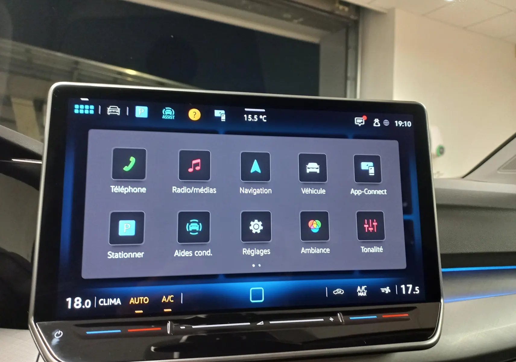 Écran tactile central affichant le menu multimédia et climatisation dans l'habitacle d'une Volkswagen Golf 2025.