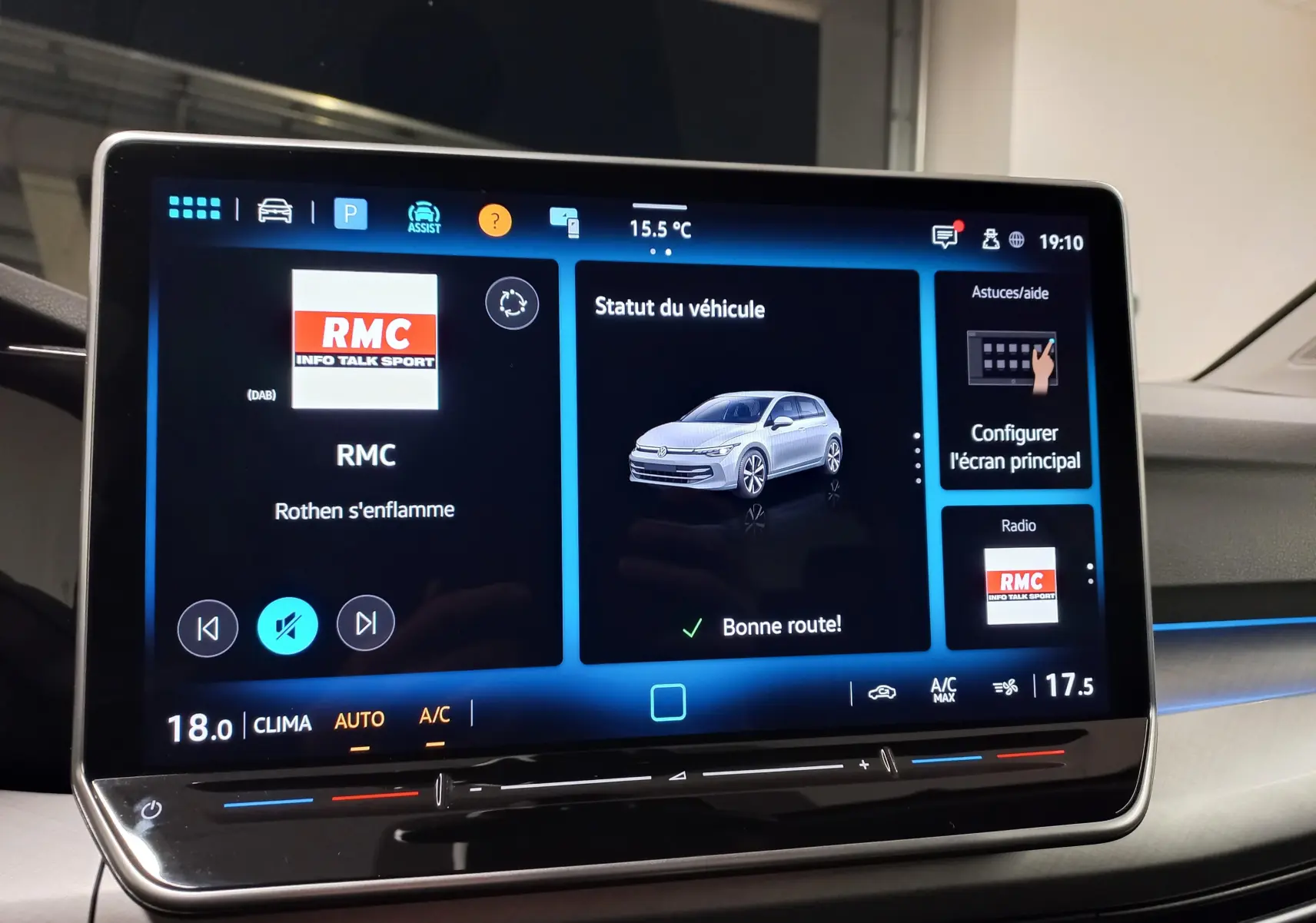 Écran tactile intérieur de Volkswagen Golf 1.5 TSI 2025 affichant le statut du véhicule et la radio RMC.