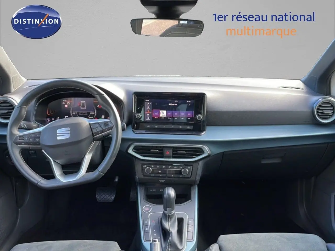 Vue intérieure frontale du tableau de bord et volant du SEAT Arona 2025, ambiance moderne et épurée en noir.