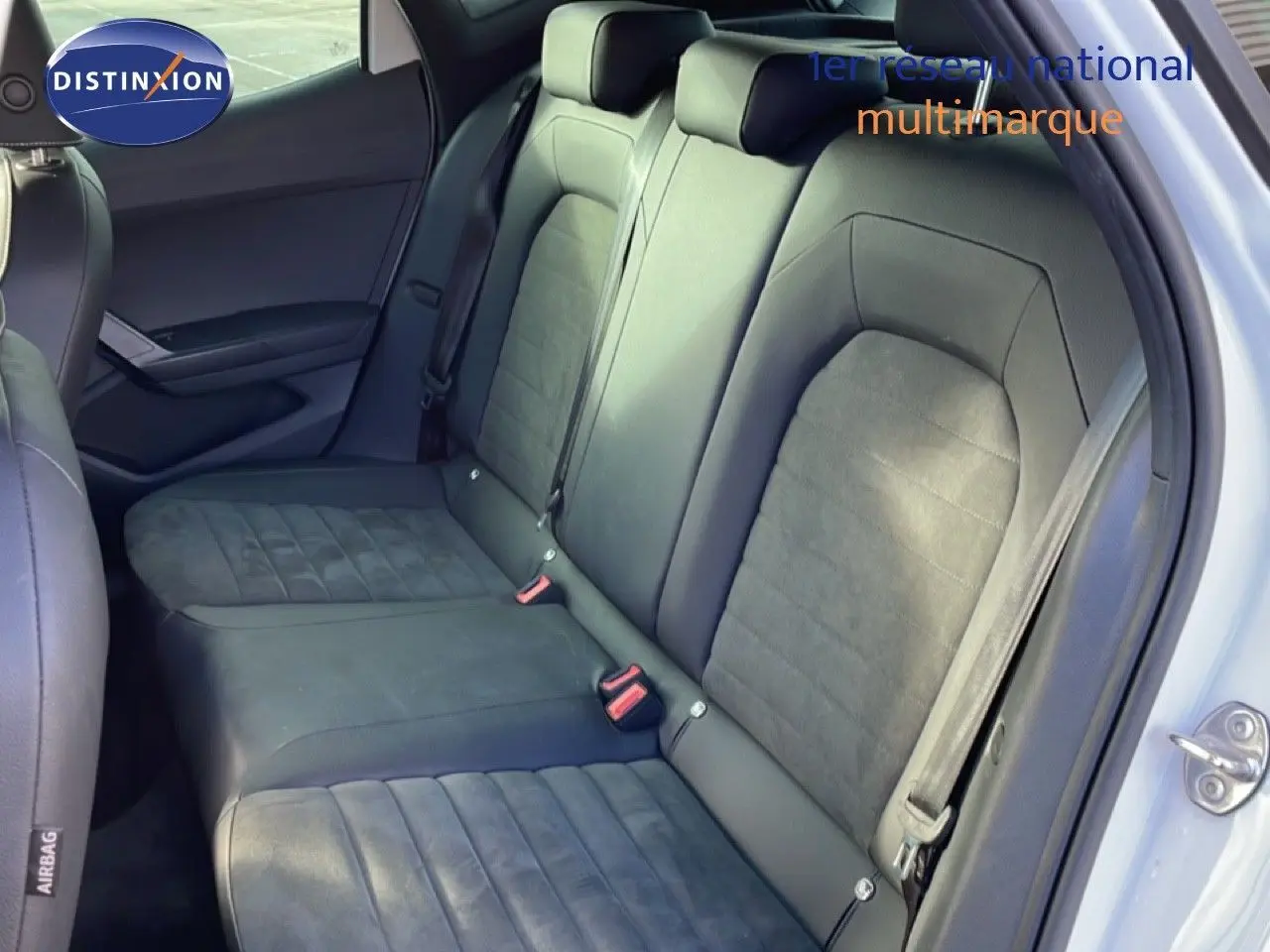 Vue intérieure des sièges arrière en cuir noir et alcantara du SEAT Arona 2025, porte arrière ouverte côté droit.