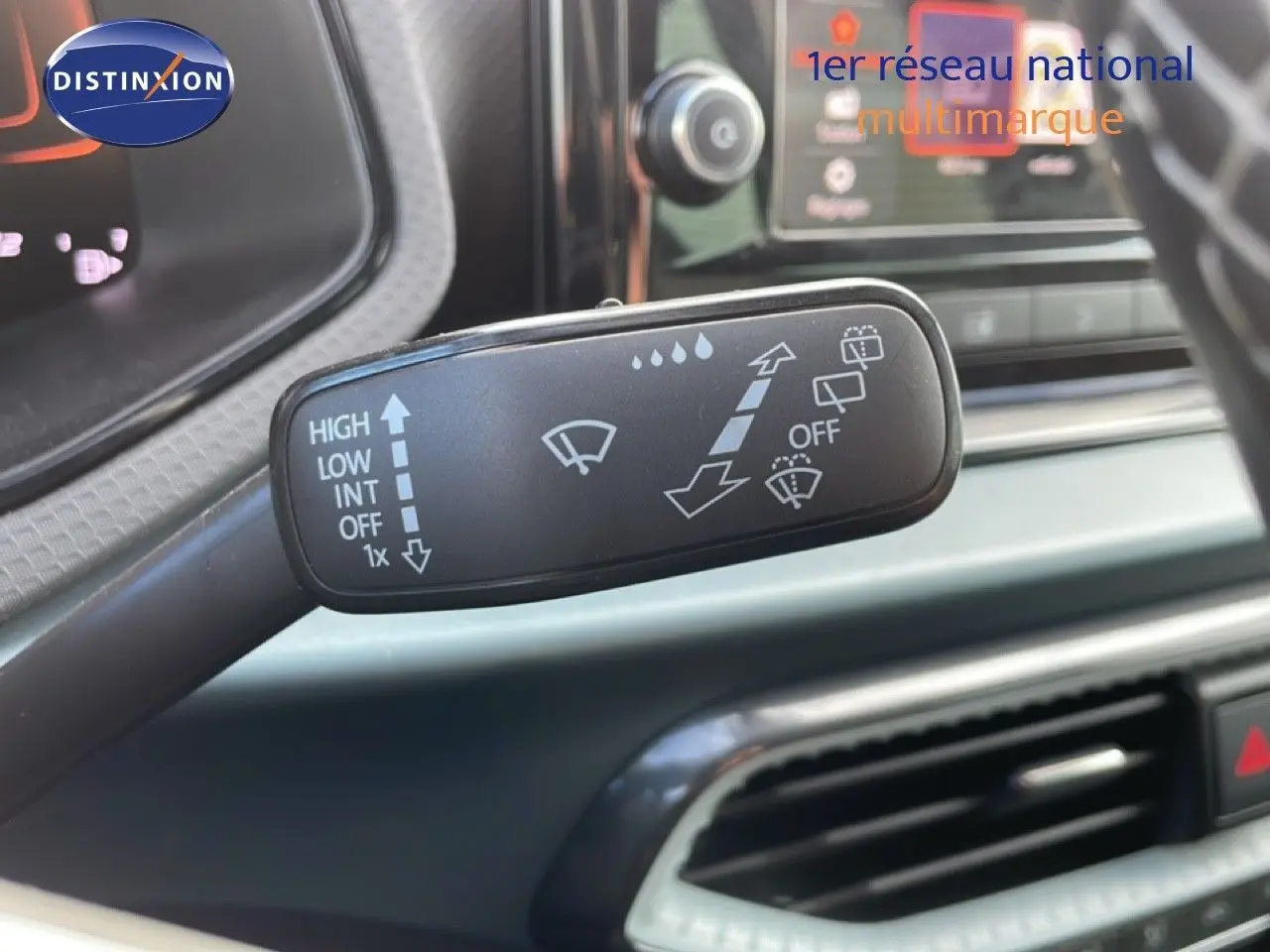 Gros plan sur la commande des essuie-glaces dans l’habitacle d’un SEAT Arona blanc toit noir, version 2025.