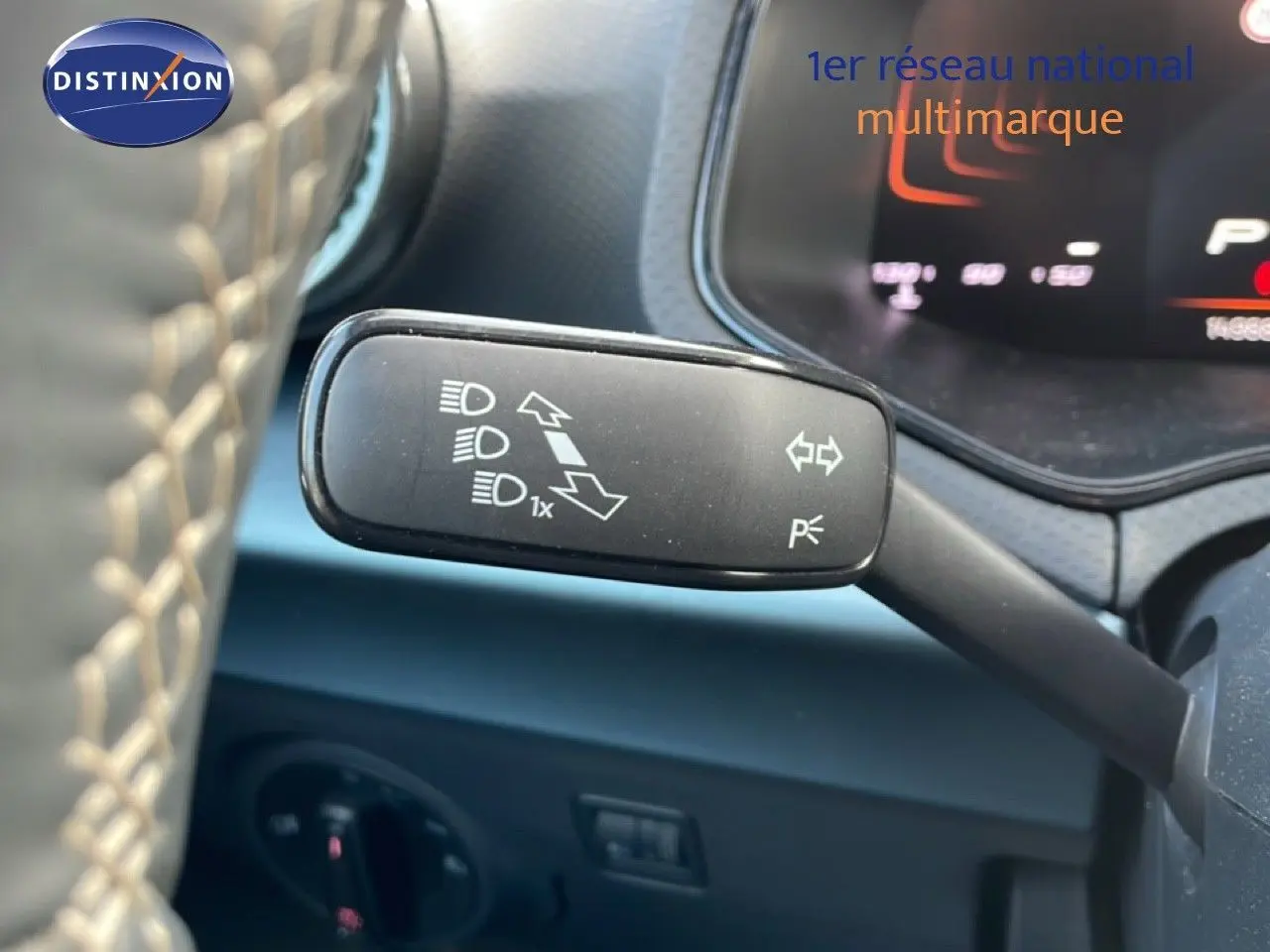 Gros plan sur la commande de clignotant du tableau de bord d'une SEAT Arona blanc toit noir, version 2025.