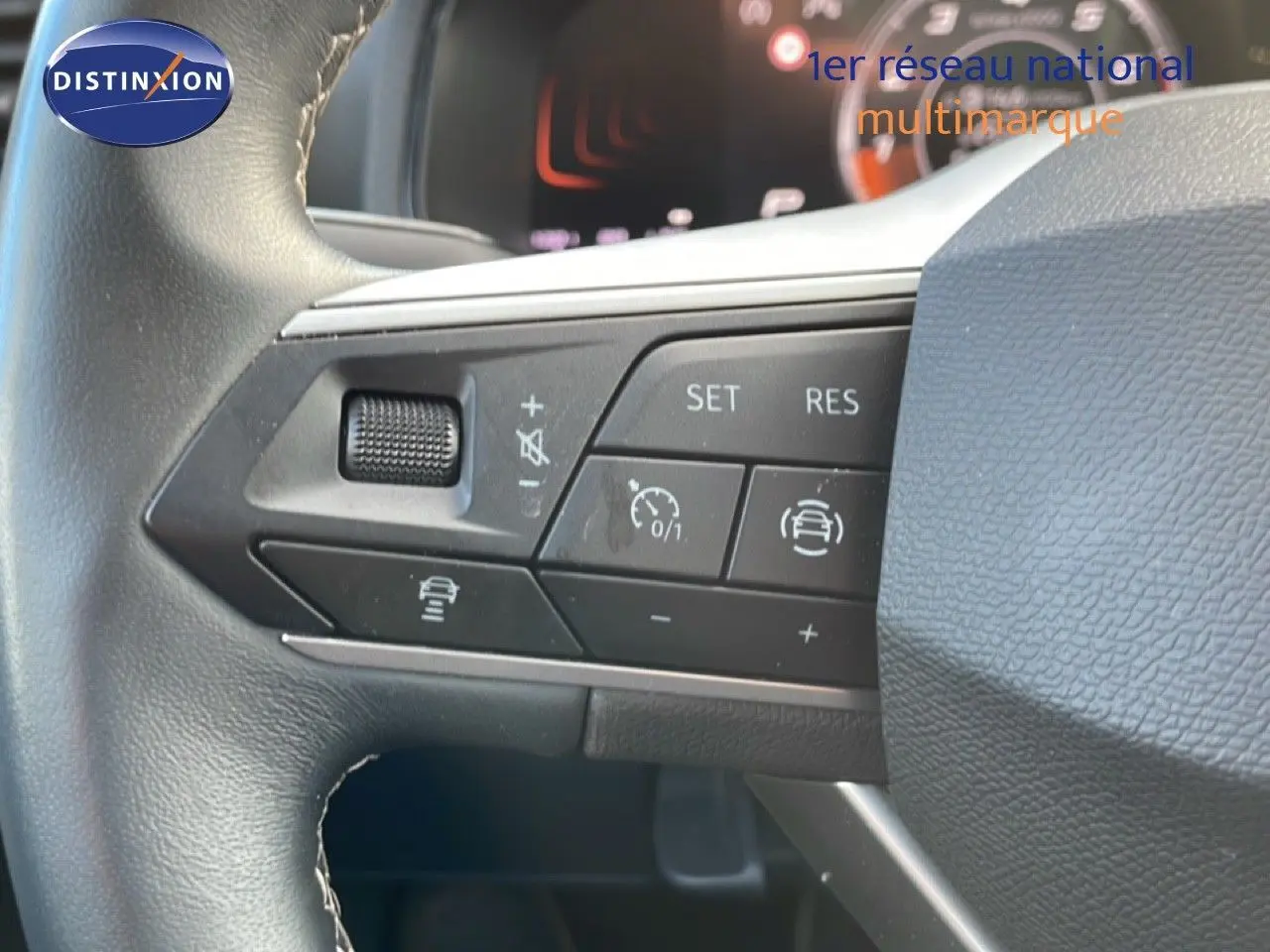 Détail des commandes au volant côté gauche du SEAT Arona 2025, finition X-Perience Special Edition, avec cuir noir.