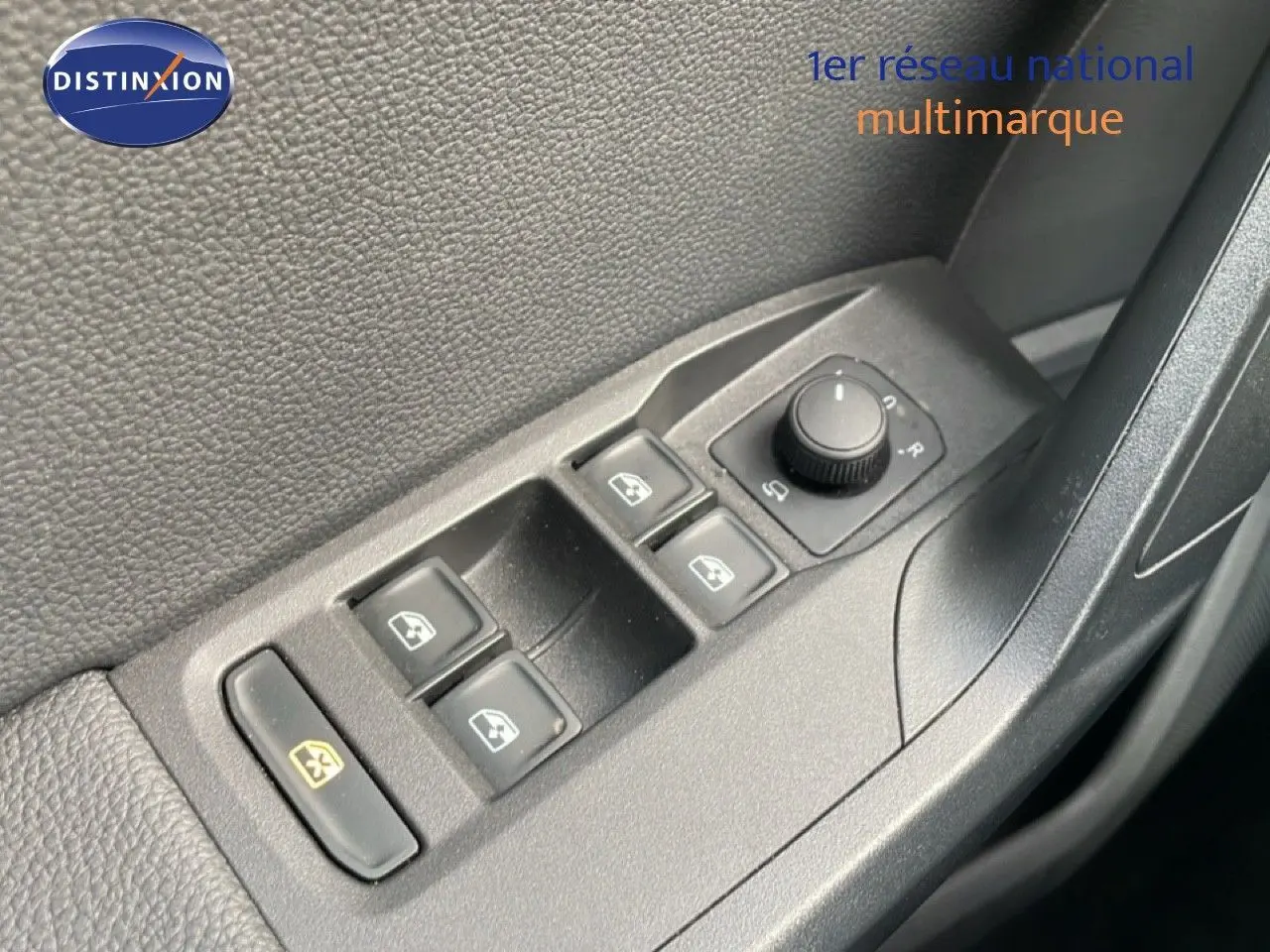 Détail des commandes de lève-vitres et réglage des rétroviseurs côté conducteur d’un SEAT Arona blanc toit noir, vue intérieure.