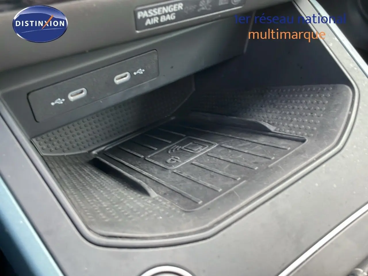 Gros plan sur la zone de recharge sans fil et ports USB-C du SEAT Arona 2025, intérieur noir.