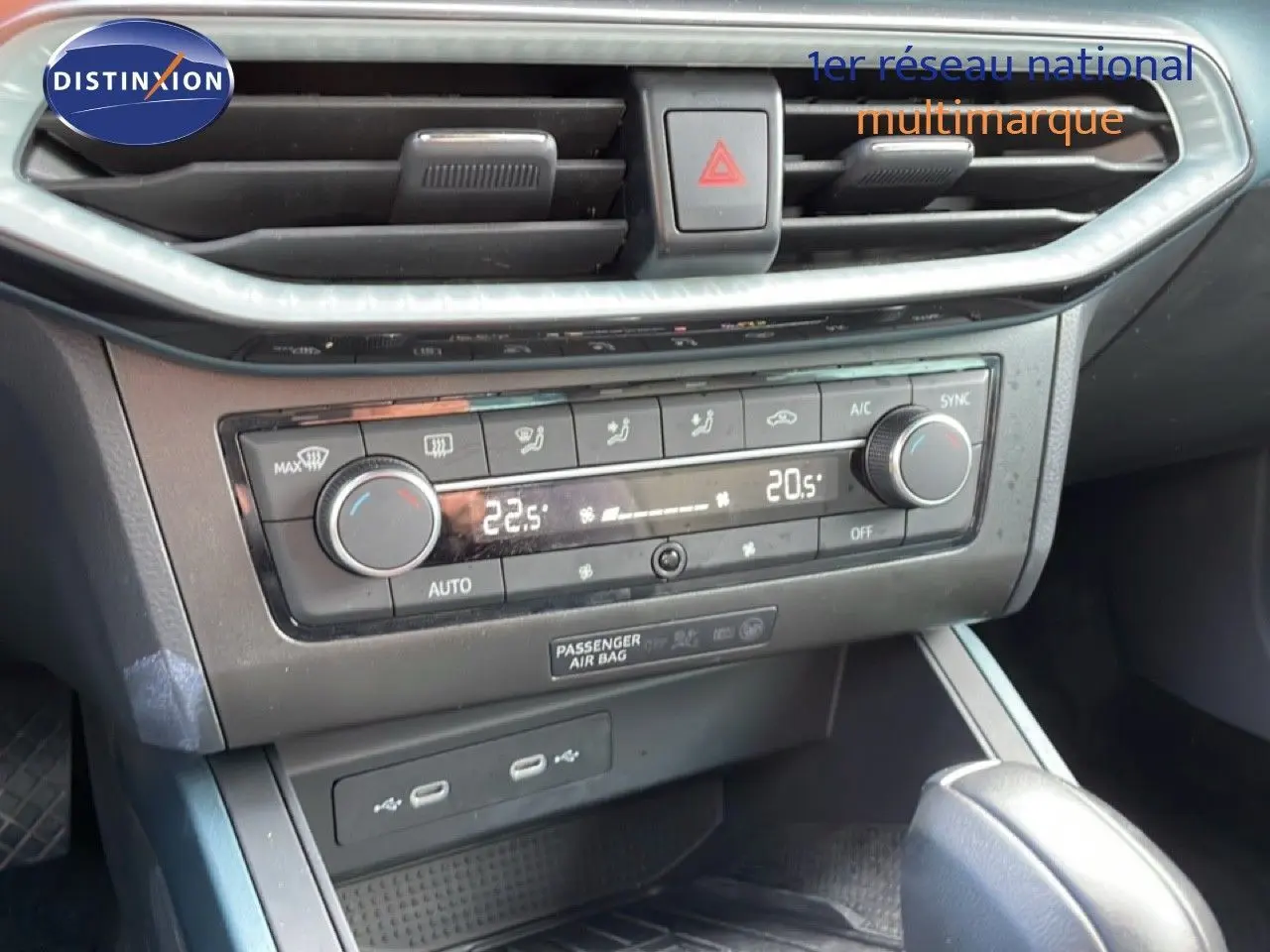 Gros plan sur la console centrale du SEAT Arona 2025, montrant la climatisation digitale et la boîte automatique.