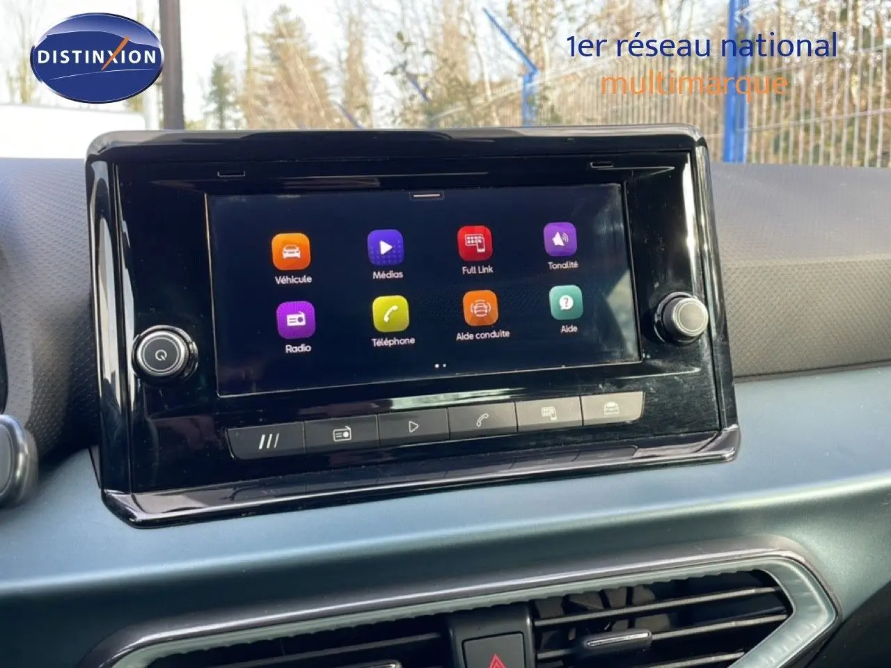 Écran tactile central du tableau de bord du SEAT Arona 2025, affichant les options multimédias et d’aide à la conduite.