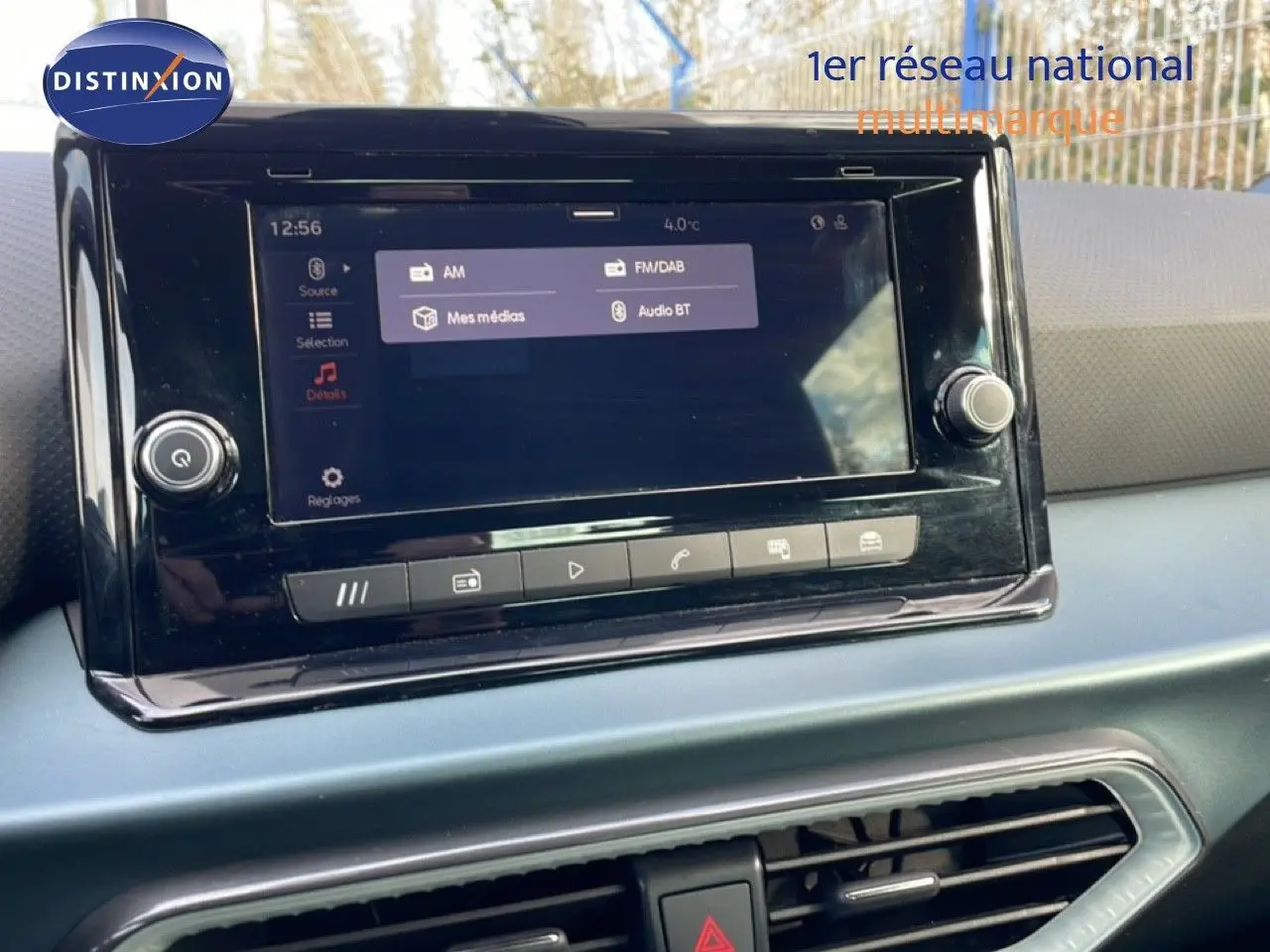 Écran tactile central du tableau de bord du SEAT Arona 2025, affichant les options audio avec finition noire brillante.