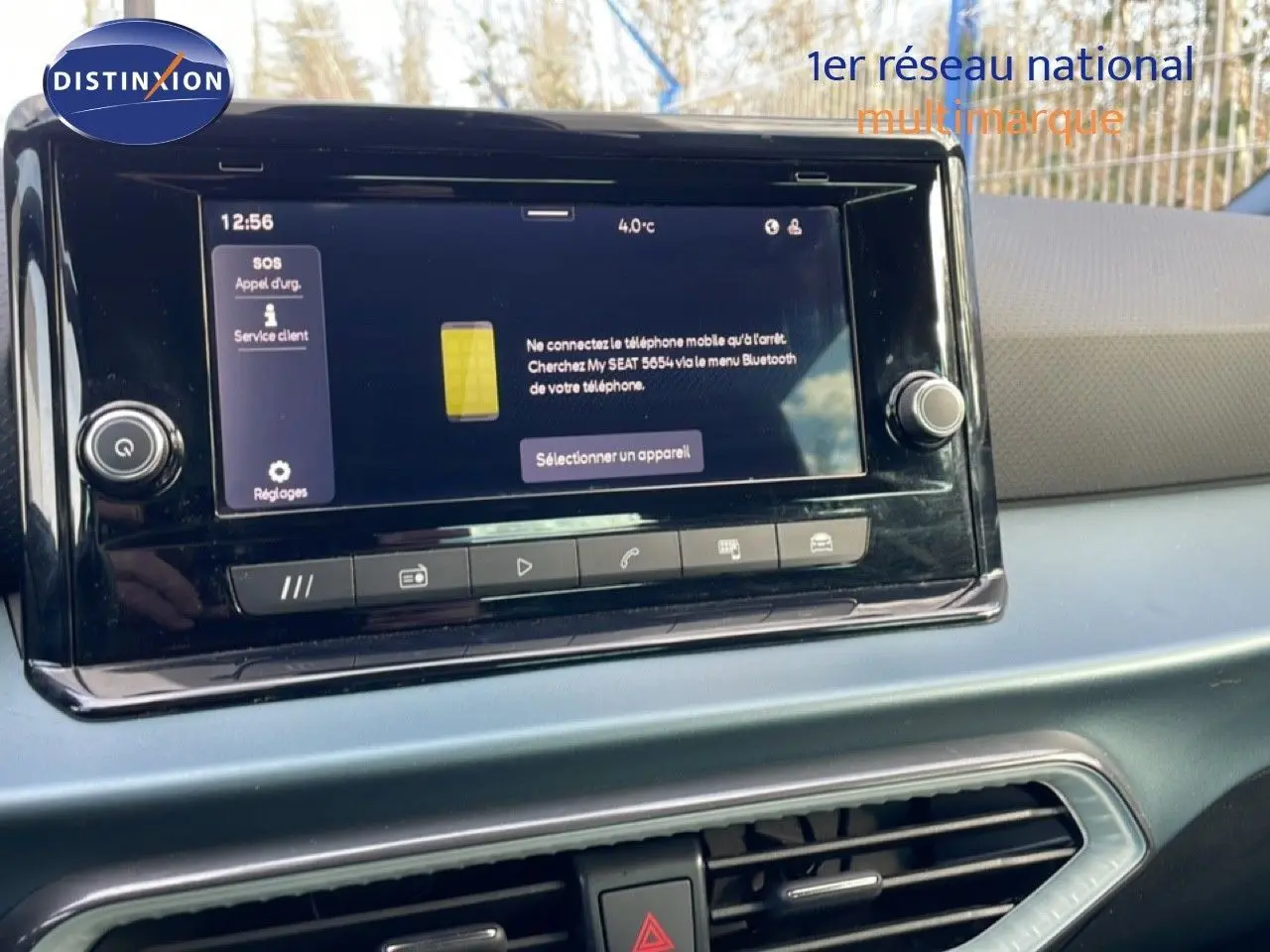 Écran tactile central du tableau de bord du SEAT Arona 2025, affichant le menu Bluetooth, intérieur moderne noir.